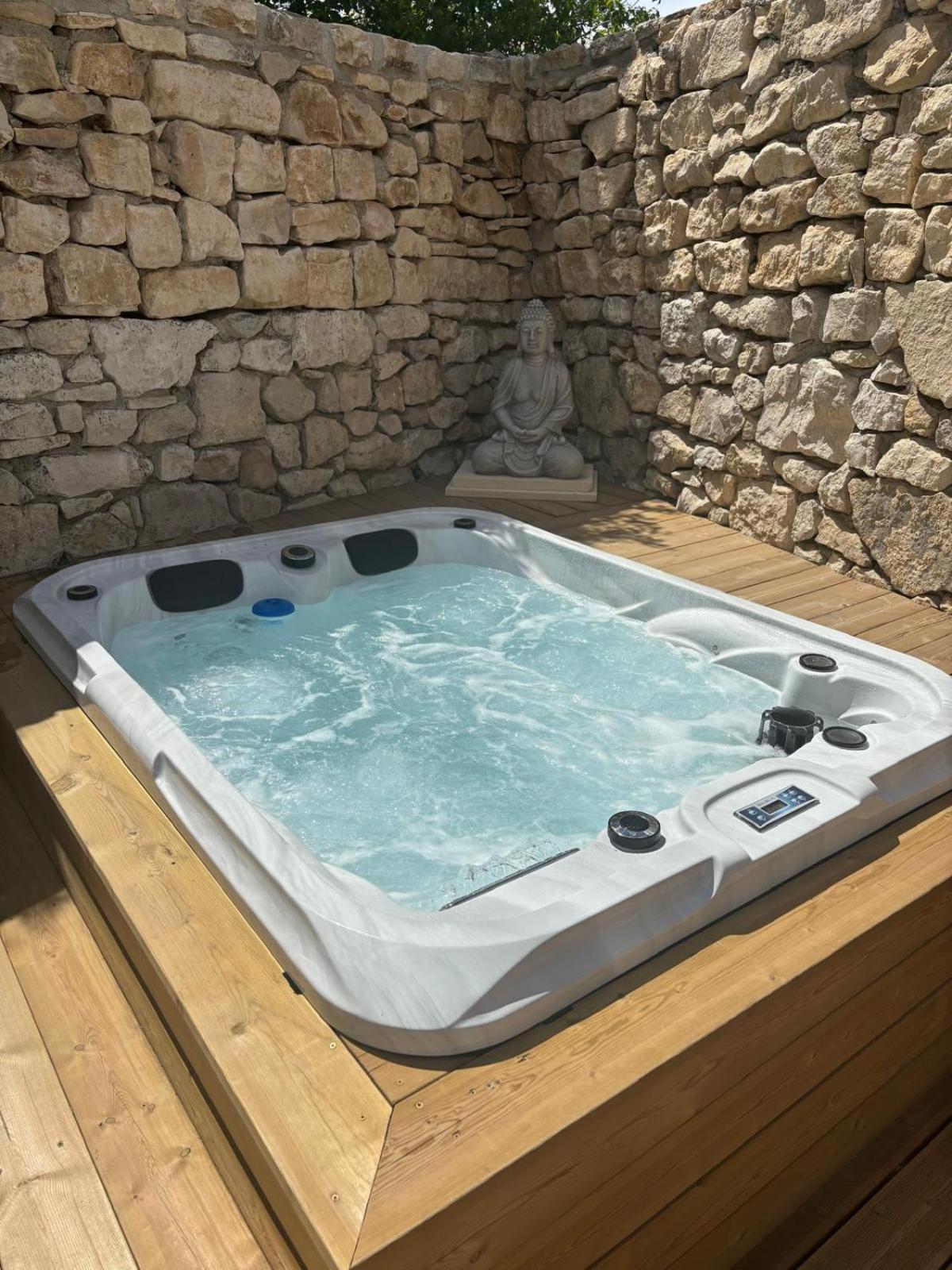 Chez Daniele Chambre Avec Jacuzzi Et Terrasse Privee Murs  Dış mekan fotoğraf